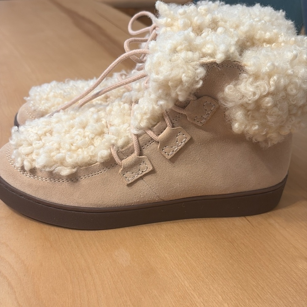 NWOT Vionic Splendid Oak Suede & Faux Fur Lace-Up Booties.  Size 7.5.